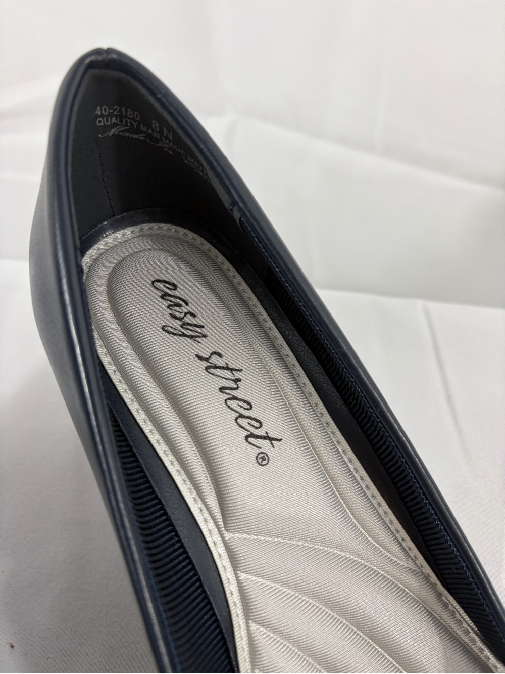 NWT Easy Street Women's 8 Navy Blue 2 Inch Heel Pumps - Picture 2 of 8
